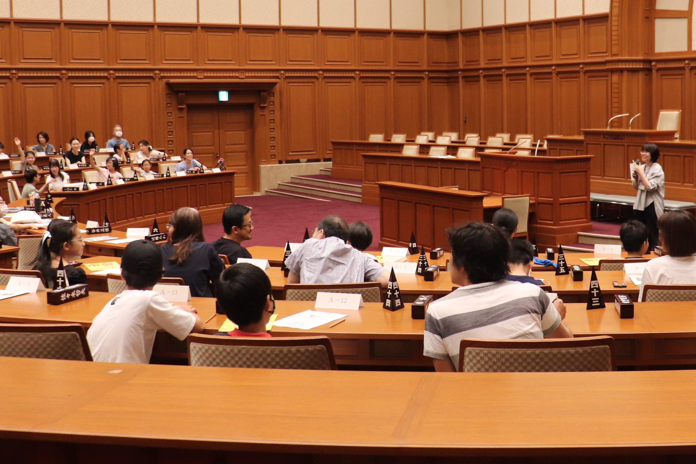 夏休み親子議場見学会の様子