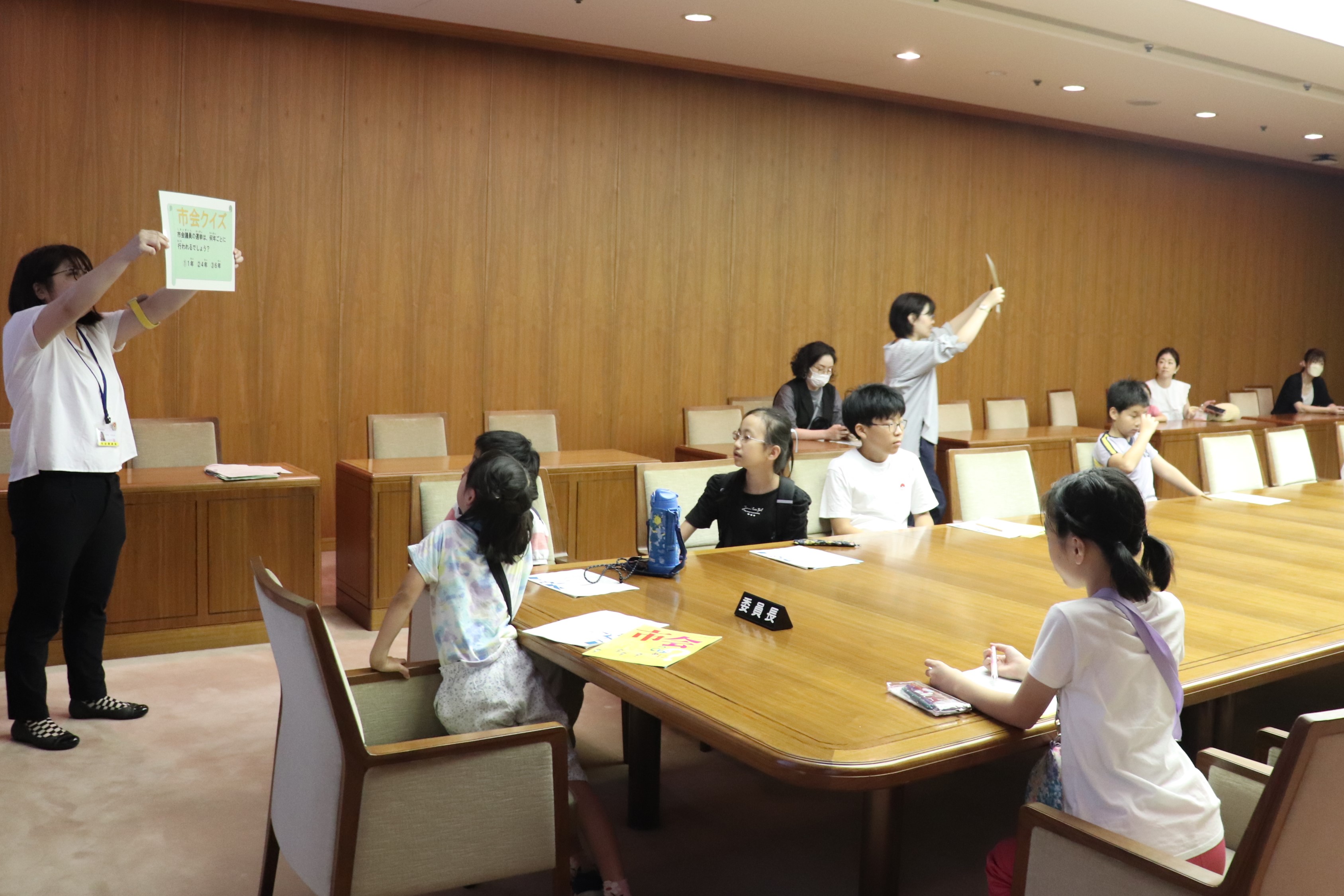 夏休み親子議場見学会の様子2