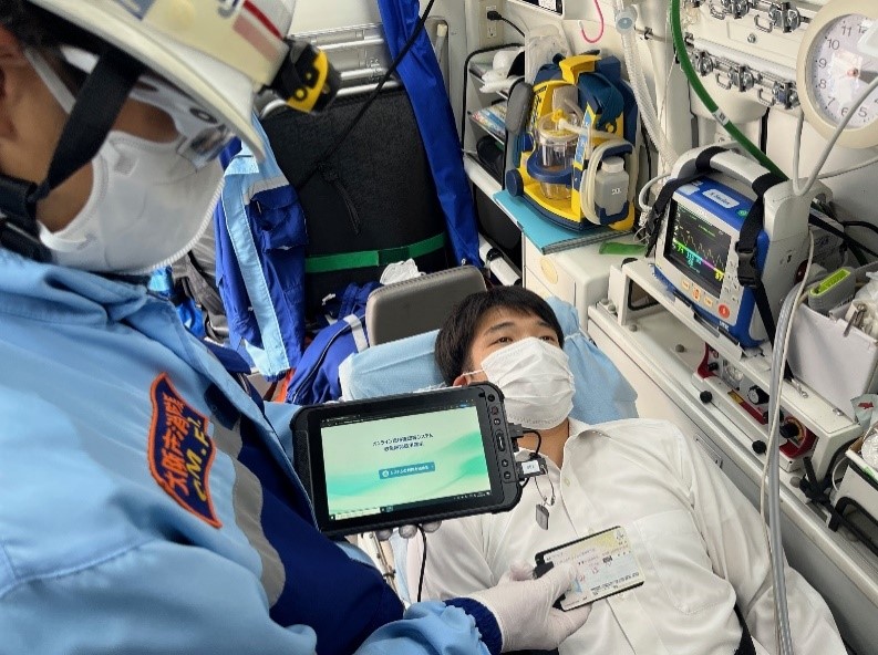 マイナ保険証を読み取る救急隊員
