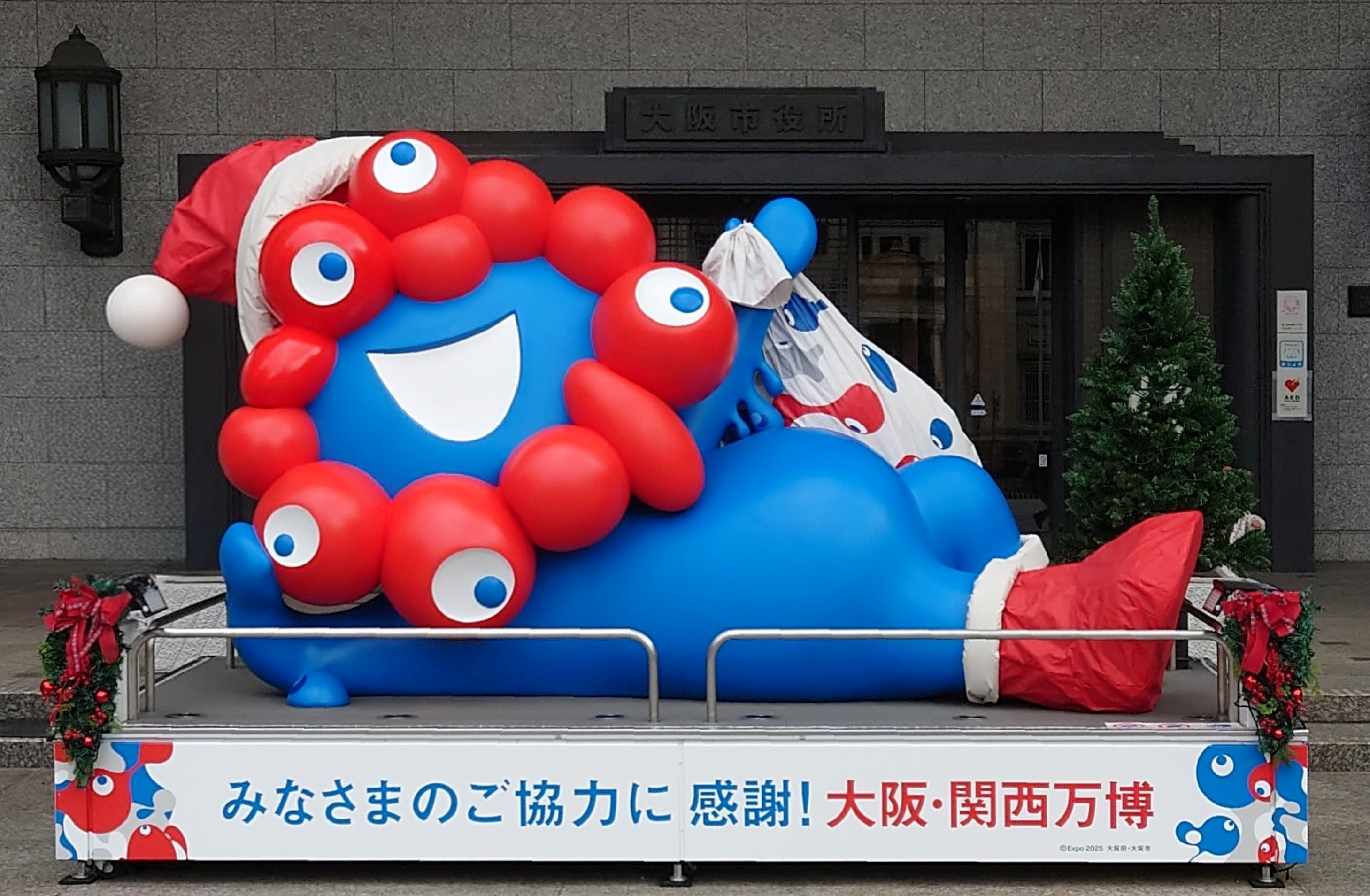 大阪市役所正面玄関前のミャクミャクモニュメント