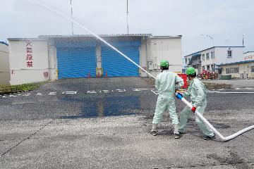 自衛消防隊による放水訓練