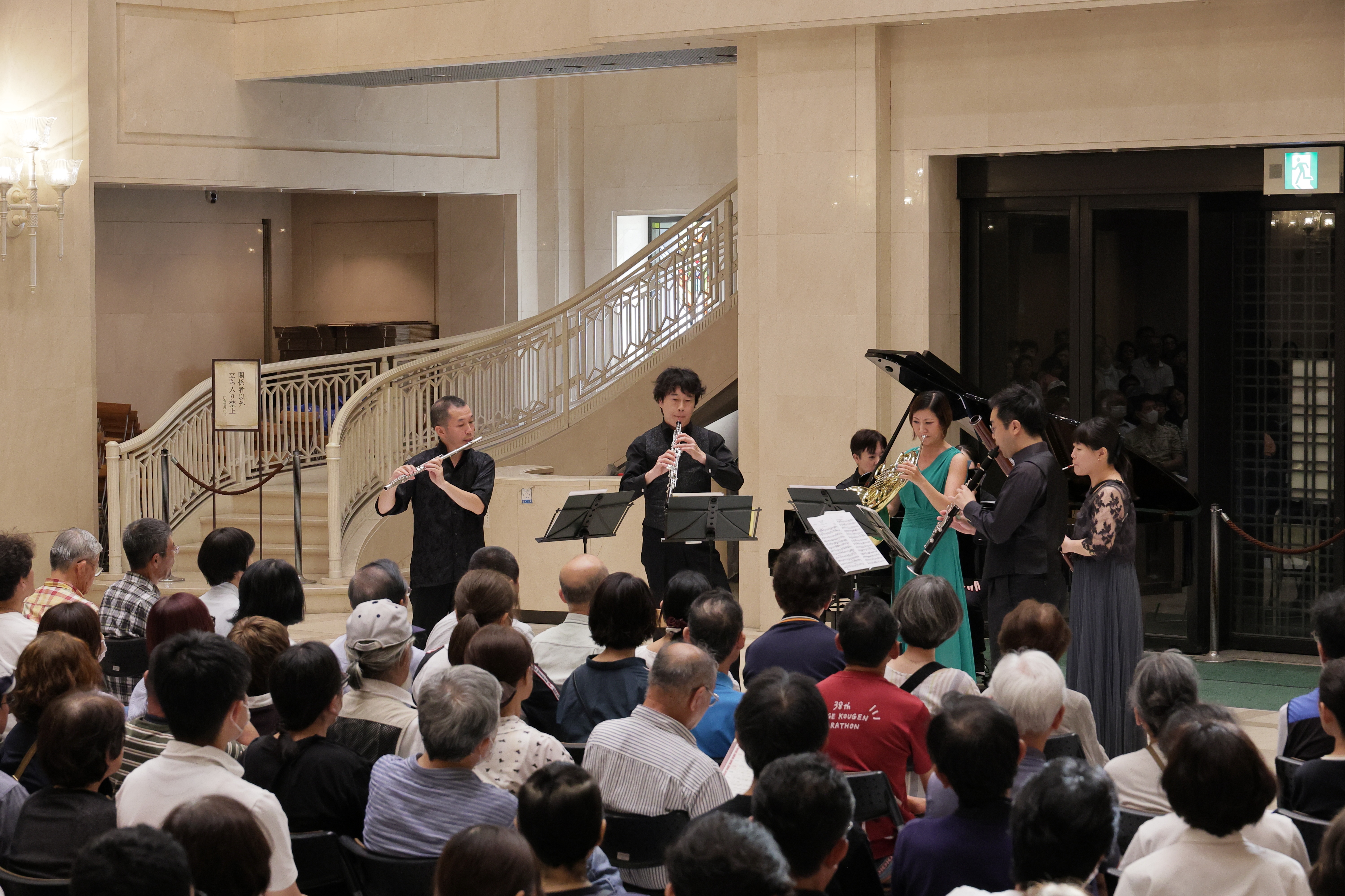 会場：大阪市役所正面玄関ホール　撮影：飯島　隆