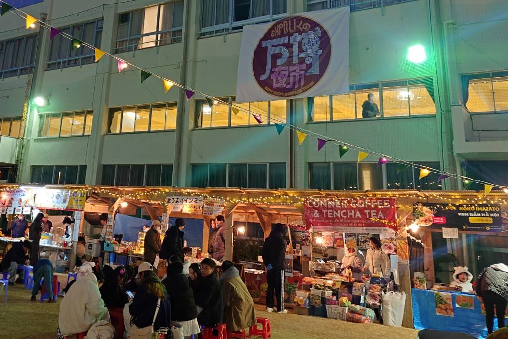 万博夜市の様子