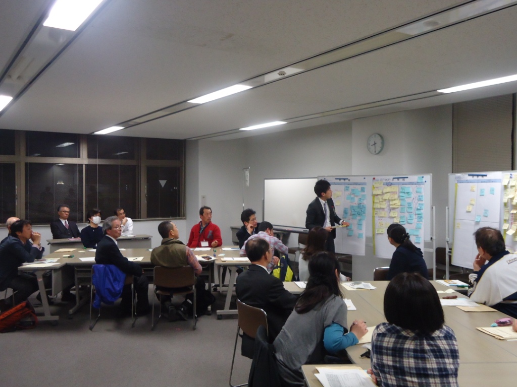 意見交流内容の紹介をしている様子