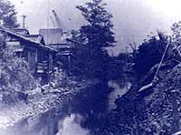 楠根川　鴫野町鉄道踏切より八劔神社側から組合橋を望む（大正時代～昭和の初め）写真