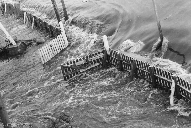 八戸海上保安部敷地に津波の第一波が流れ込む様子の写真