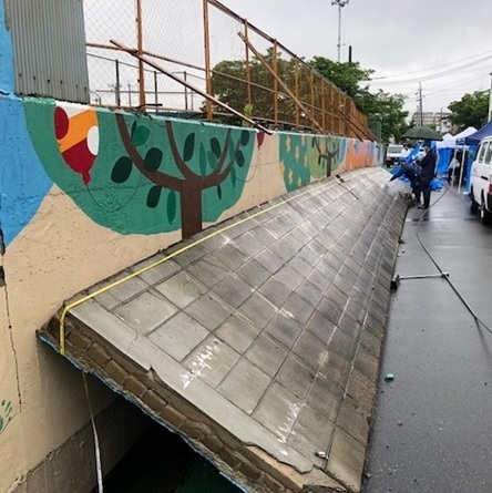 地震により倒れたブロック塀の画像