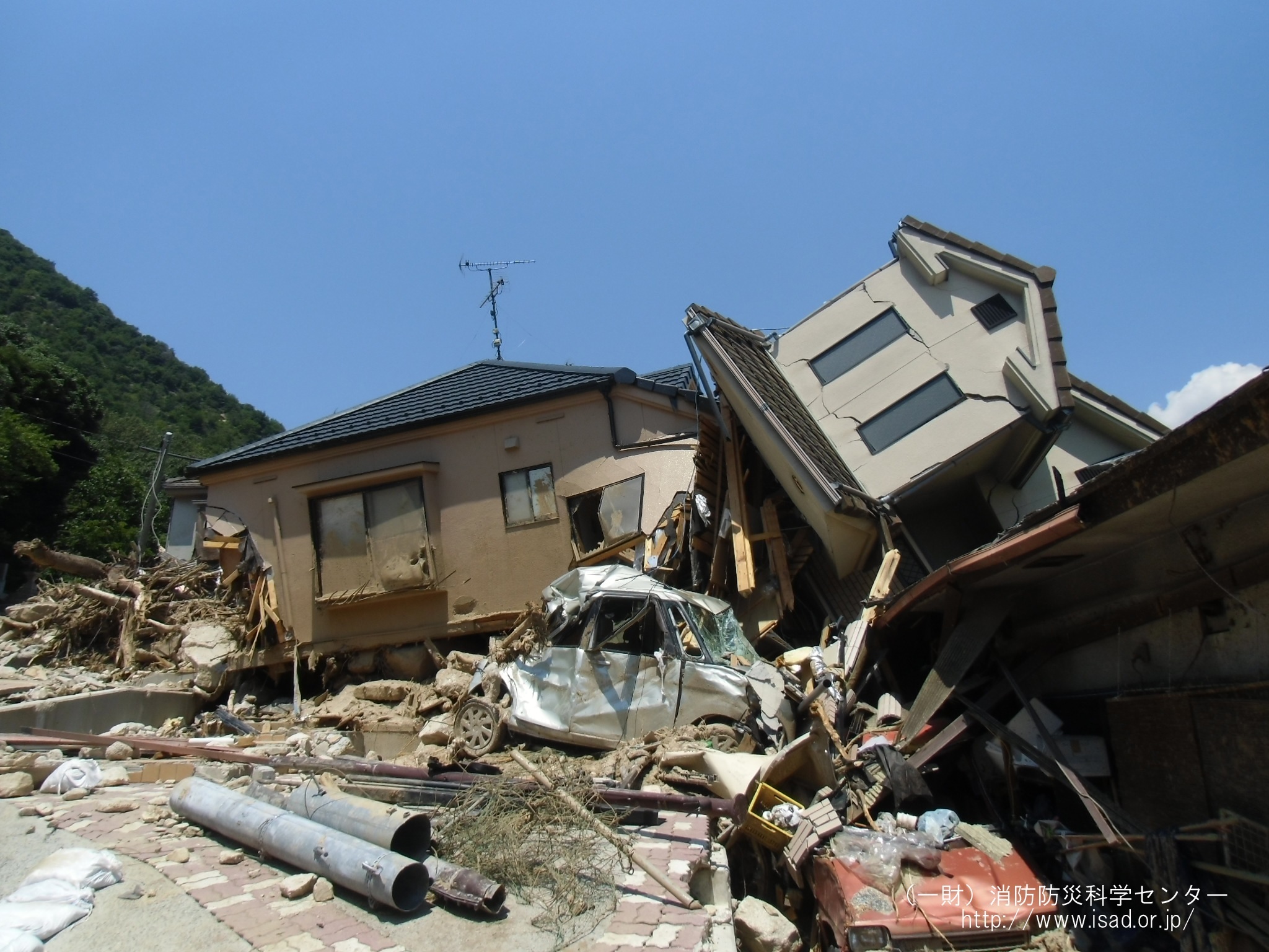 土砂に押し流された家屋（広島県安芸郡）出典、一般財団法人消防防災科学センター　災害レポートより