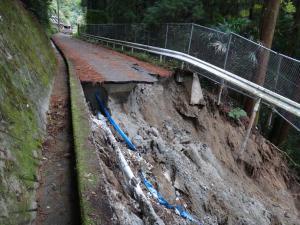 河内長野市神ガ丘で起きた土砂崩れの写真