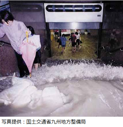 平成11年6月豪雨災害の博多駅付近の写真。濁流が地下空間へ流れ込む様子。