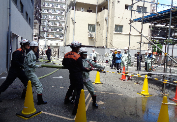 地域防災リーダーの活動の様子（新任防災リーダー研修時の放水訓練）