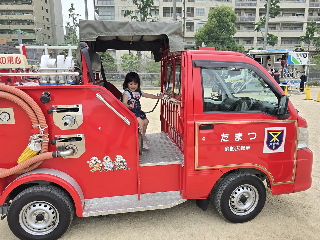 ミニ消防車に乗った子どもの写真
