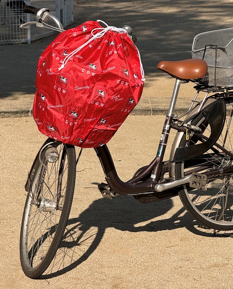 牛乳石鹼共進社株式会社から寄贈いただいたひったくり防止カバーを取り付けた自転車の写真