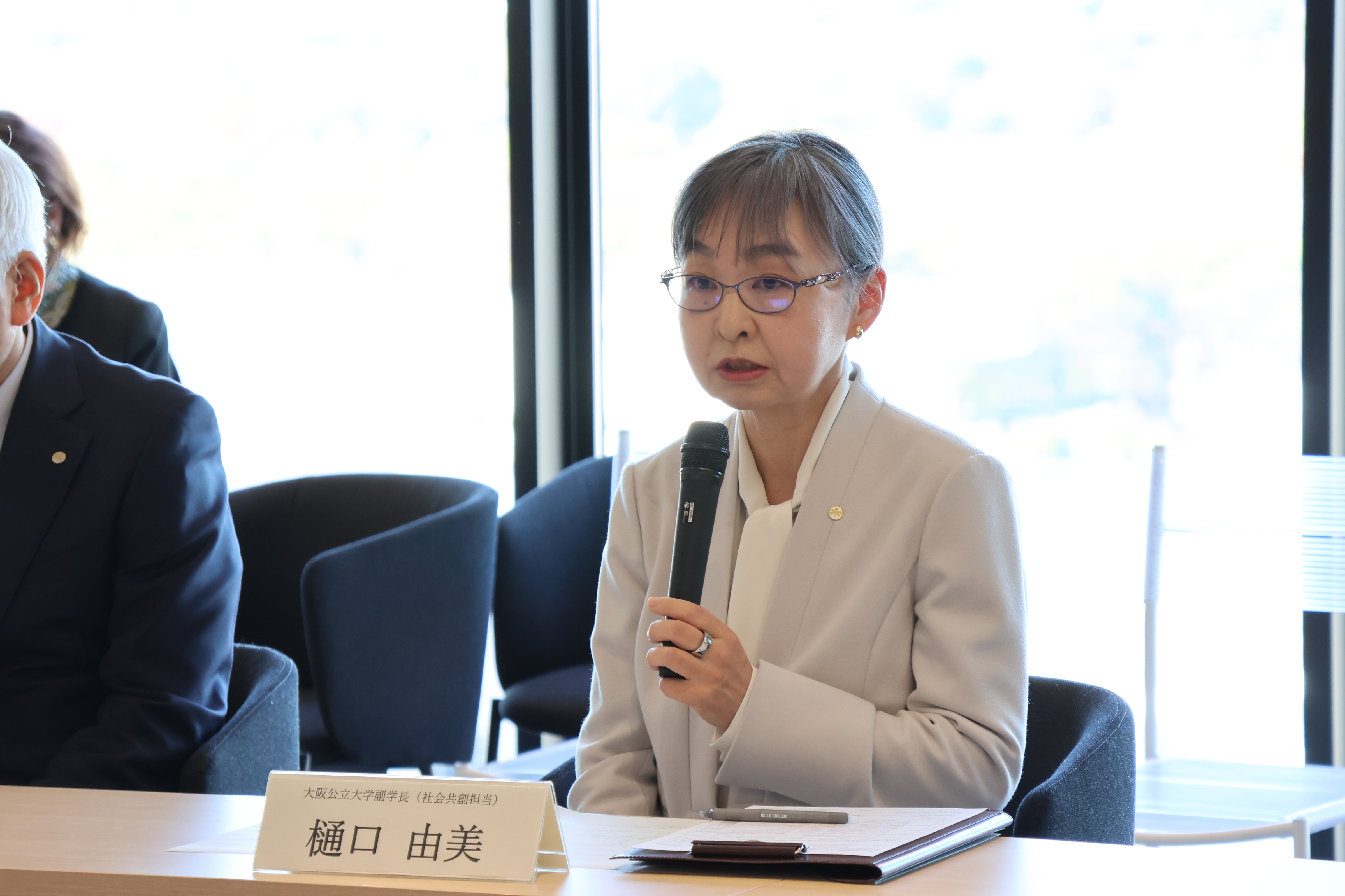 取組みの説明をする樋口副学長