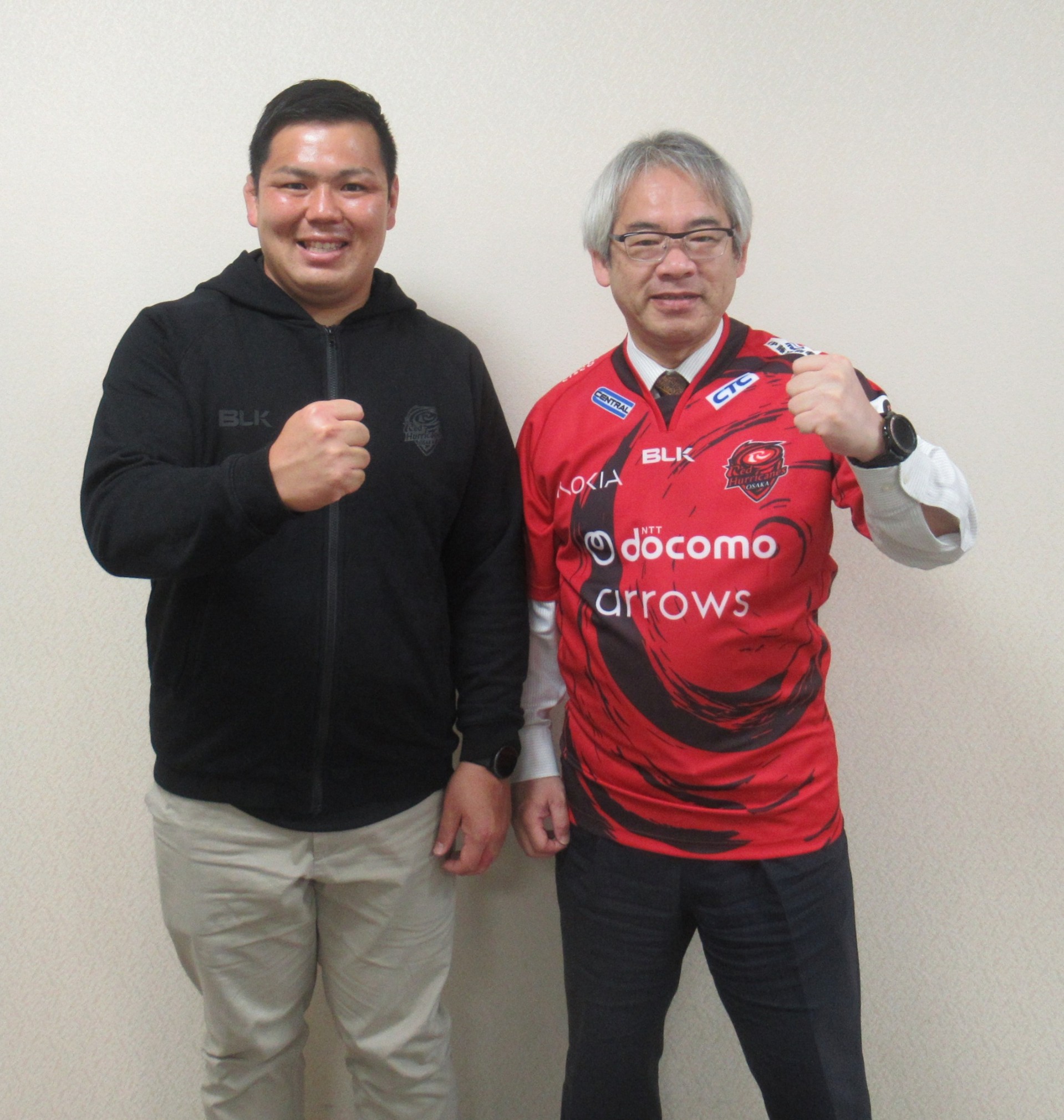 レッドハリケーンズ大阪指田選手から区長へジャージを寄贈