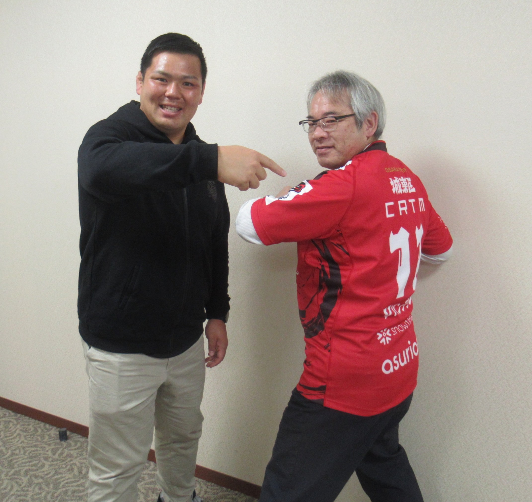 レッドハリケーンズ大阪指田選手から区長へジャージを寄贈