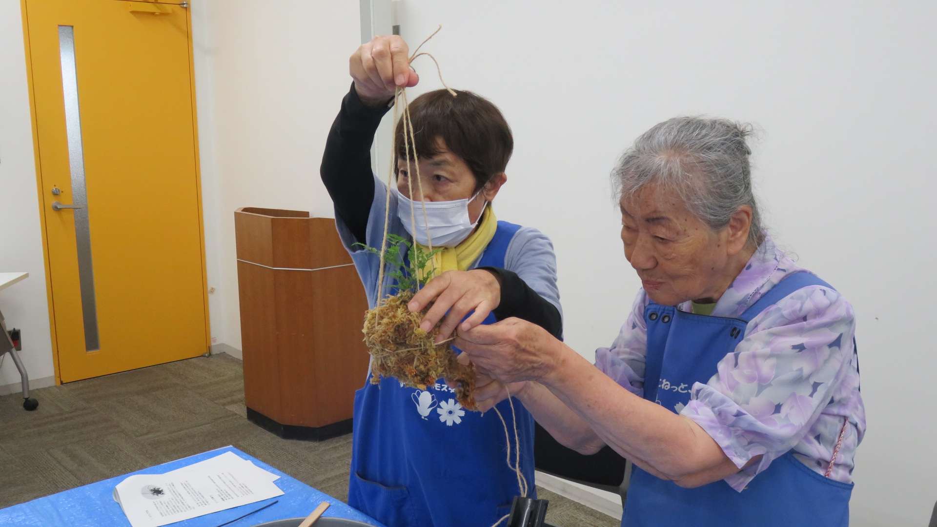 作成の見本を提示する講師