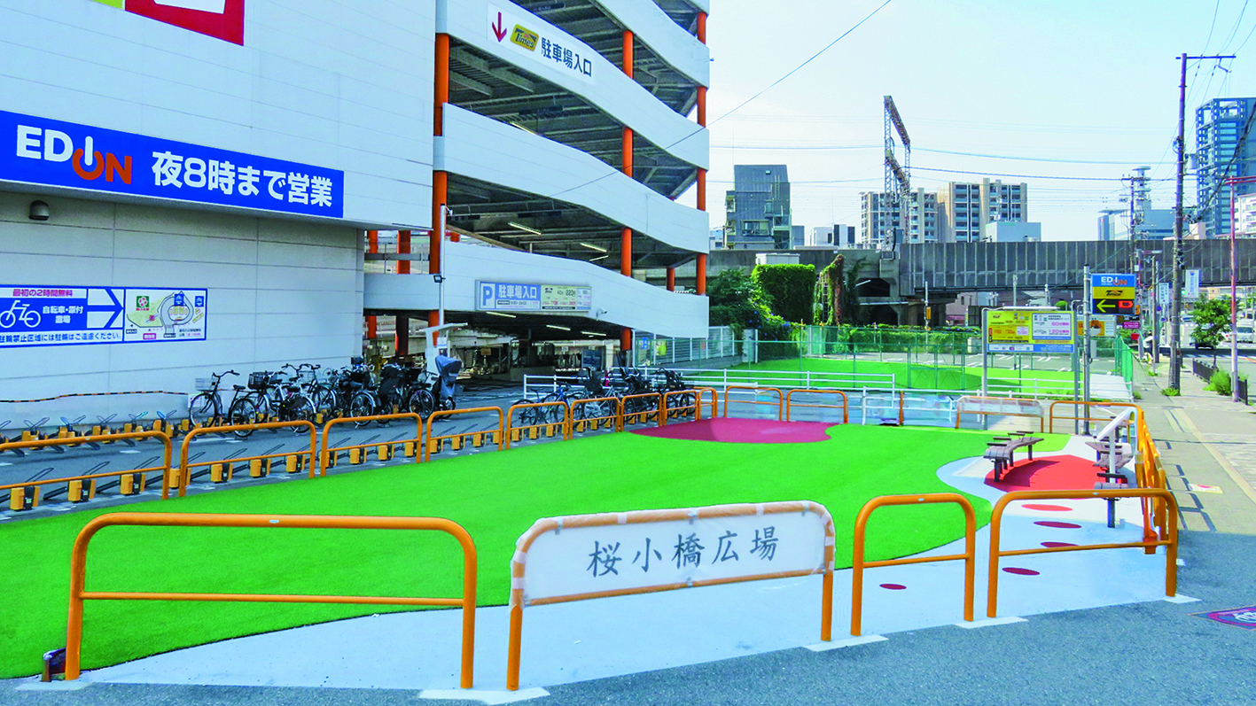 北側からみた桜小橋広場