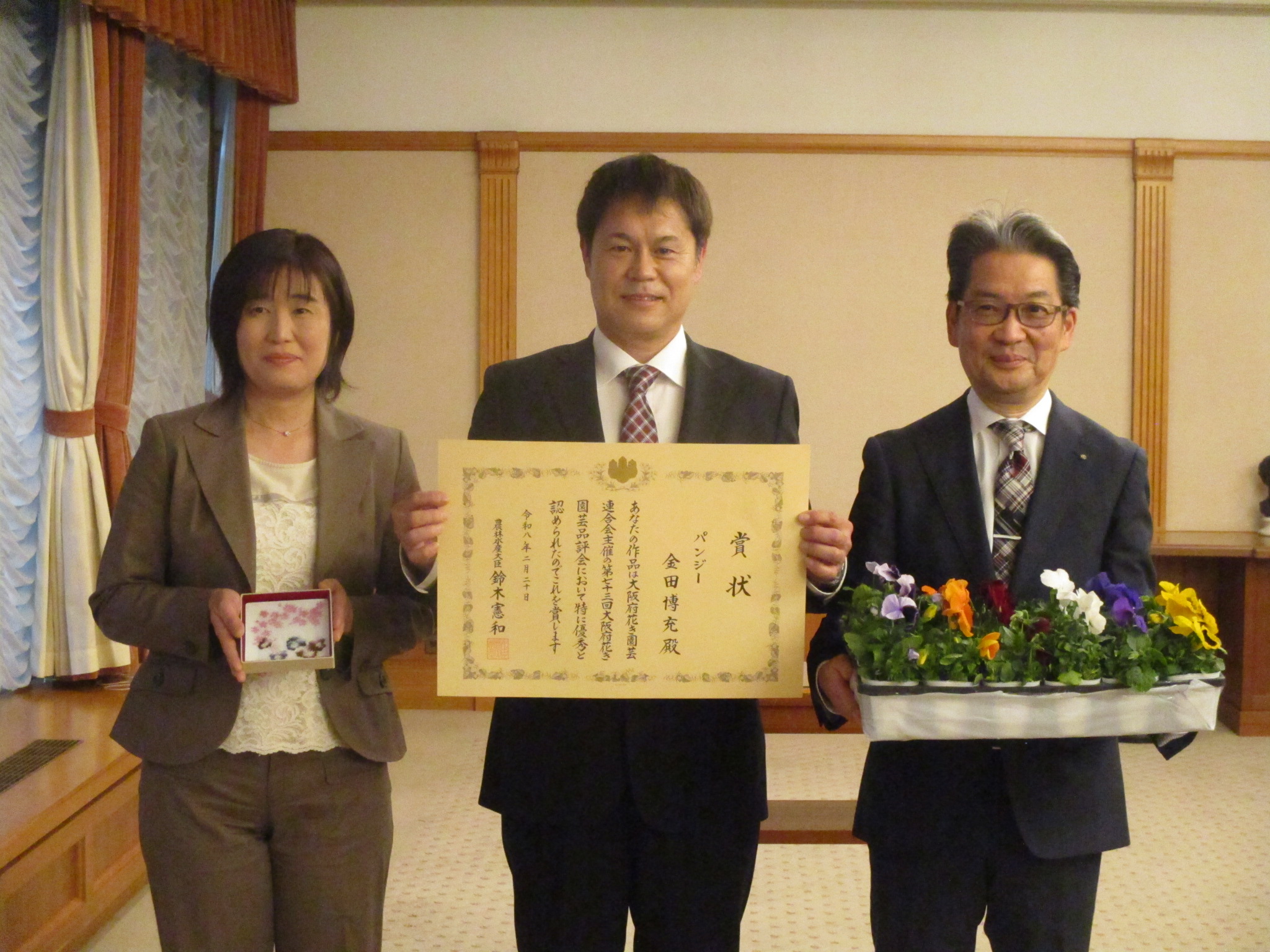 山本副市長に受賞を報告した金田夫妻