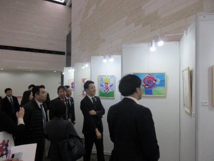 絵画交流展視察の様子