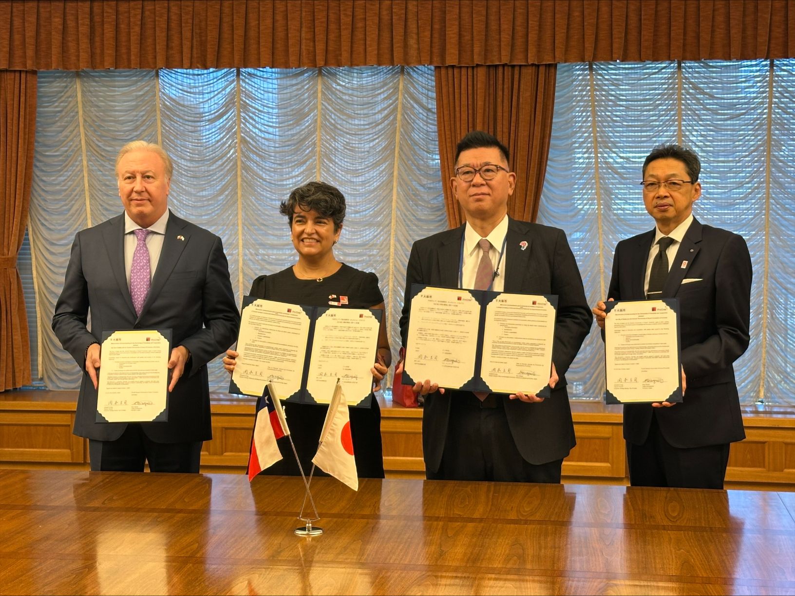 チリ貿易振興局表敬訪問・覚書（MOU）締結式