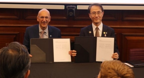 櫻木学長とプレス副学長による意向確認書調印の様子