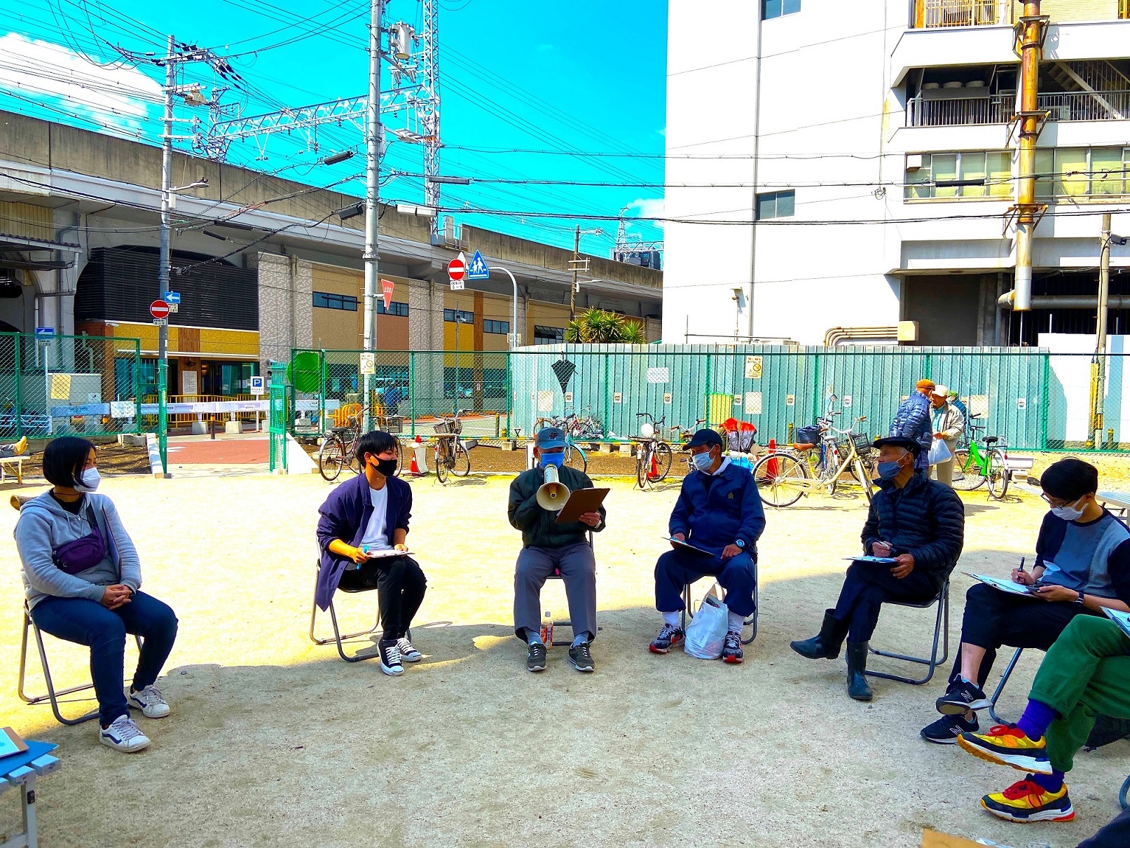 地域の「萩小の森」で、地域の高齢者と合作俳句をつくり発表。