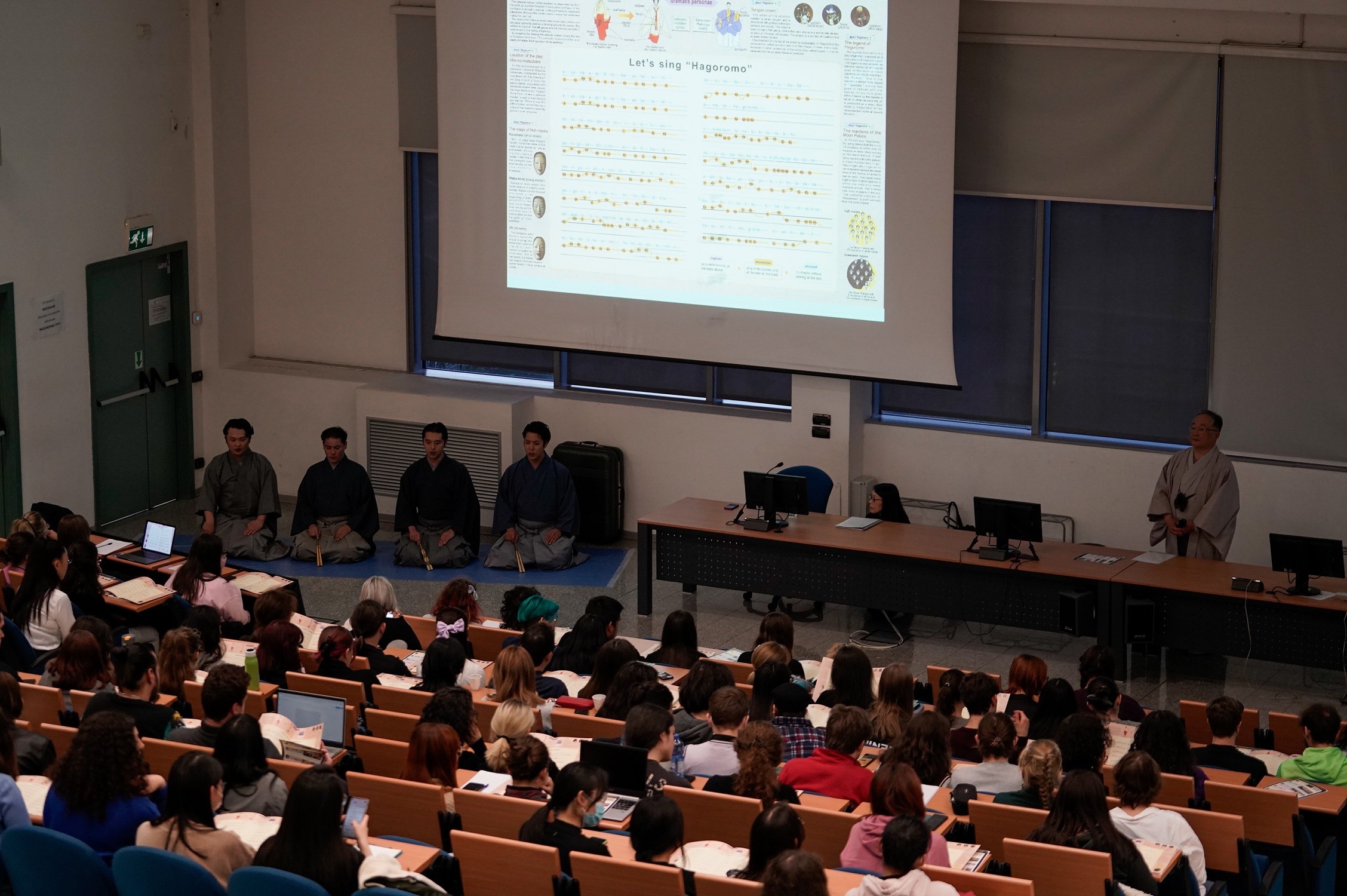 国立ミラノ大学での能楽講座の様子（山本能楽堂）