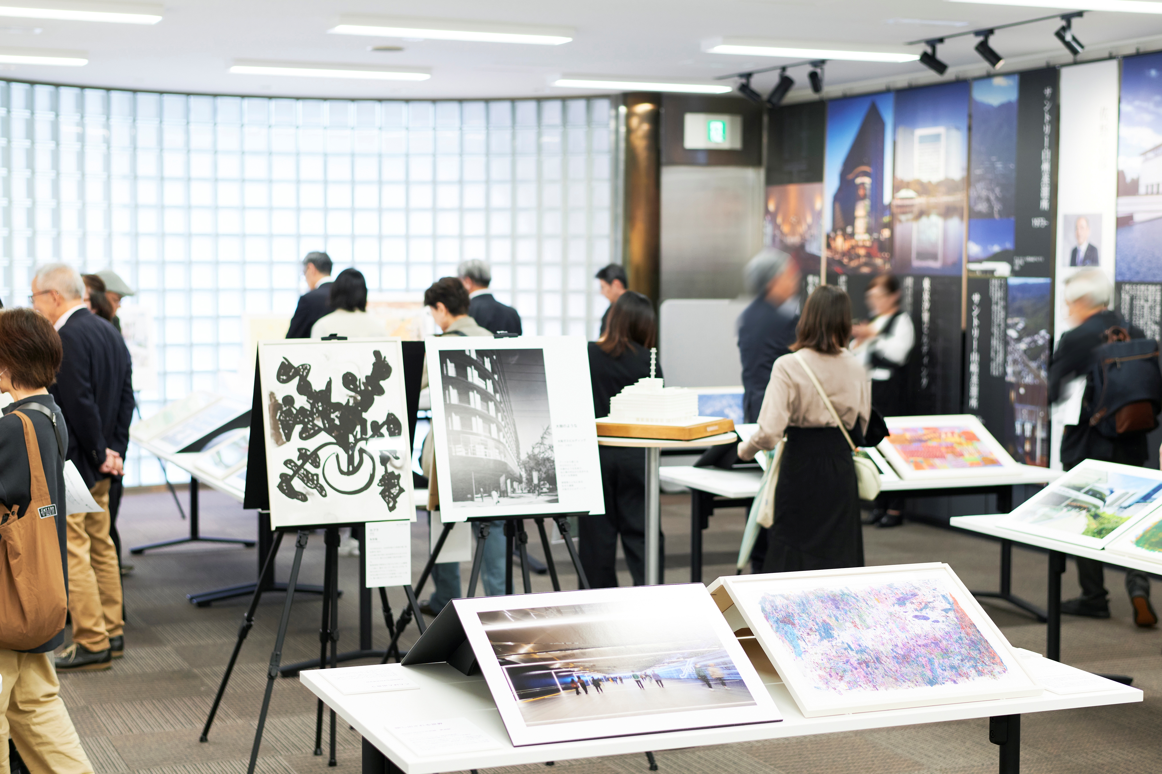 art bridgeの作品21点を展示