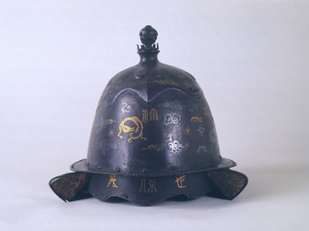 展示品（金銀象嵌南蛮兜）