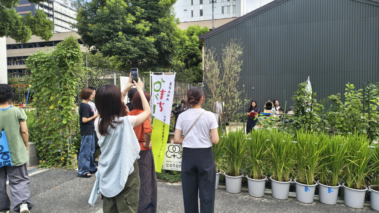 協定締結式（外からの様子）
