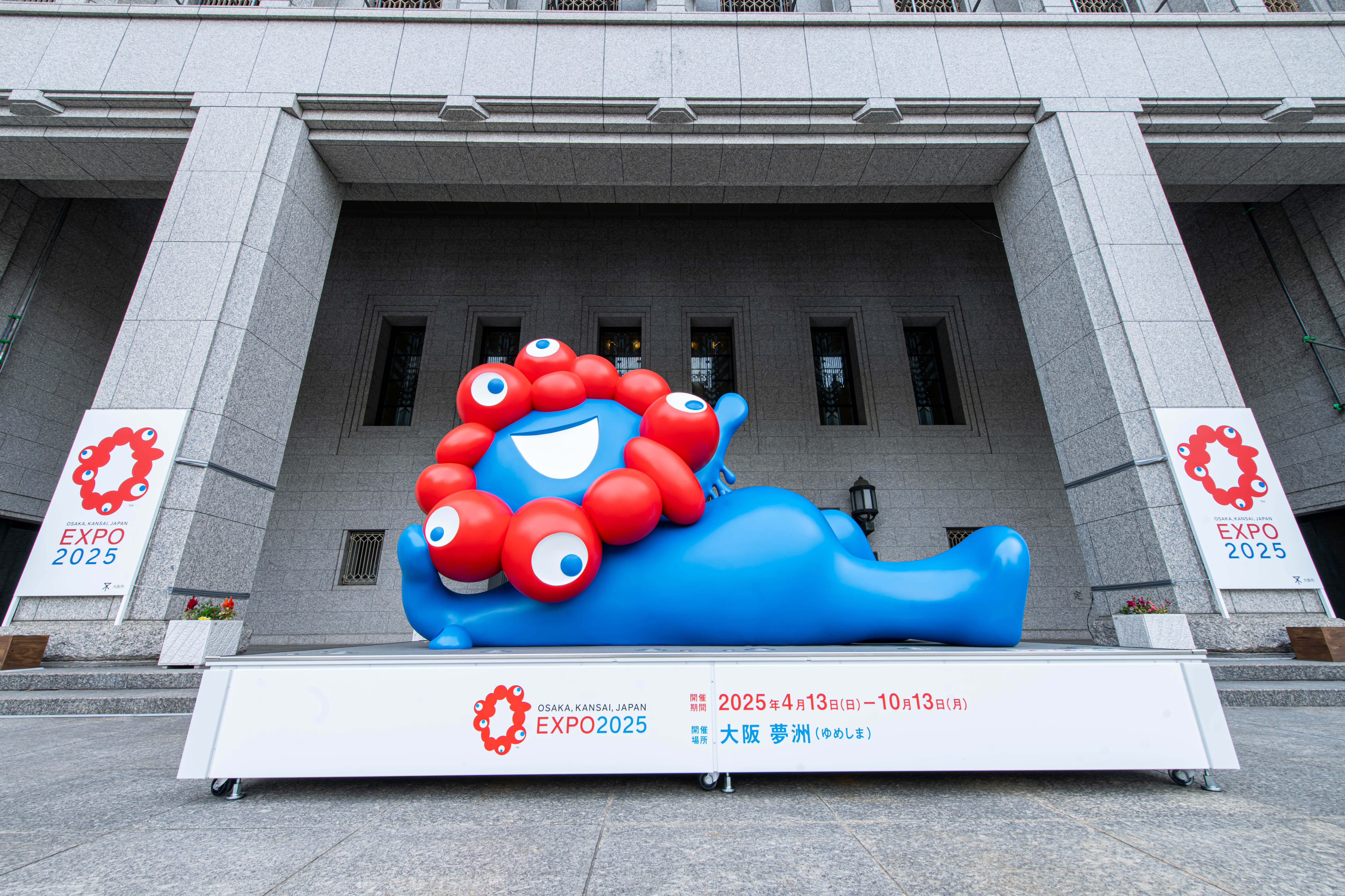 大阪市役所正面玄関前のミャクミャクモニュメント「ねそべり」
