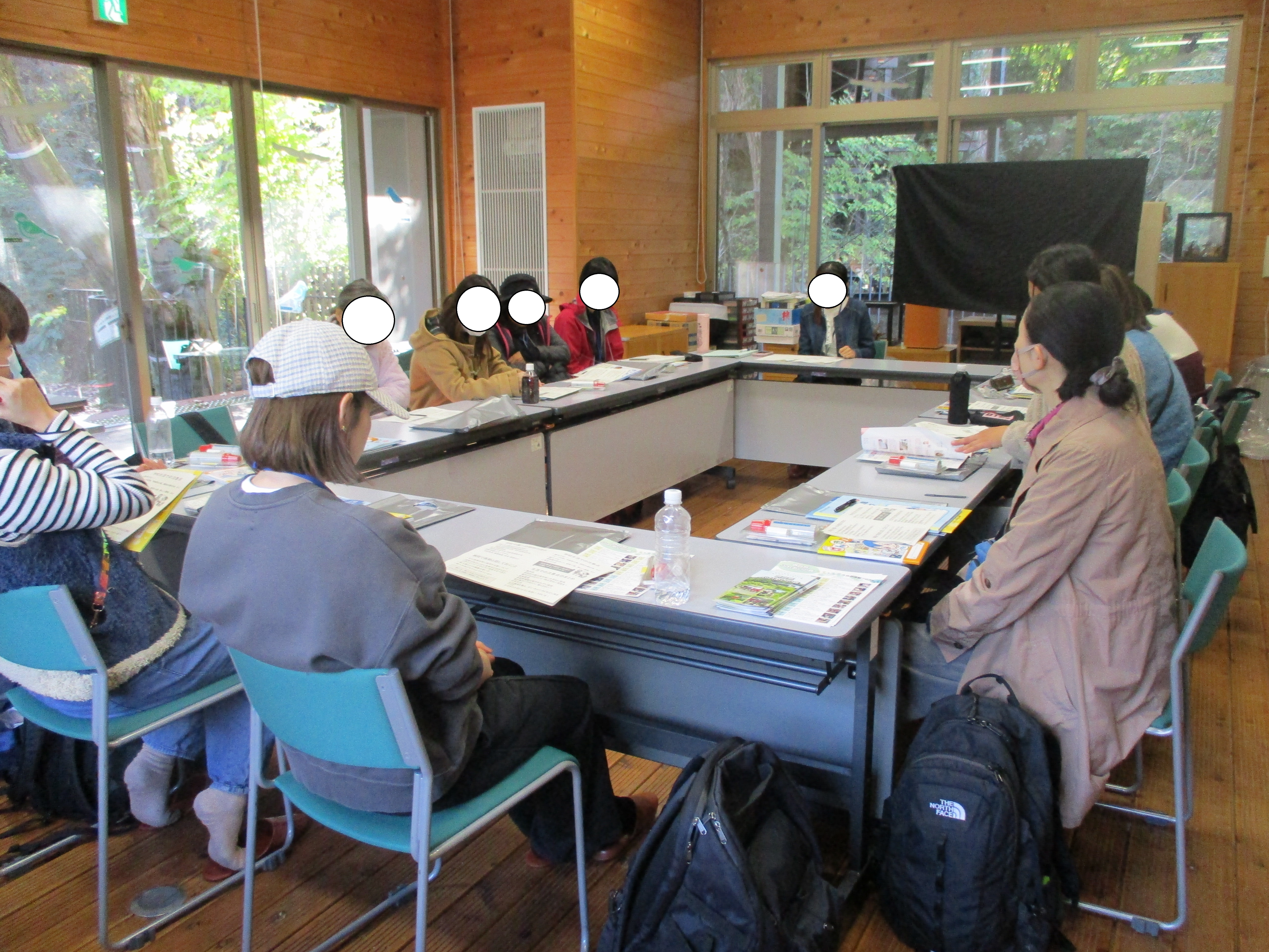 参加者が小児科医の講話を聴いている写真