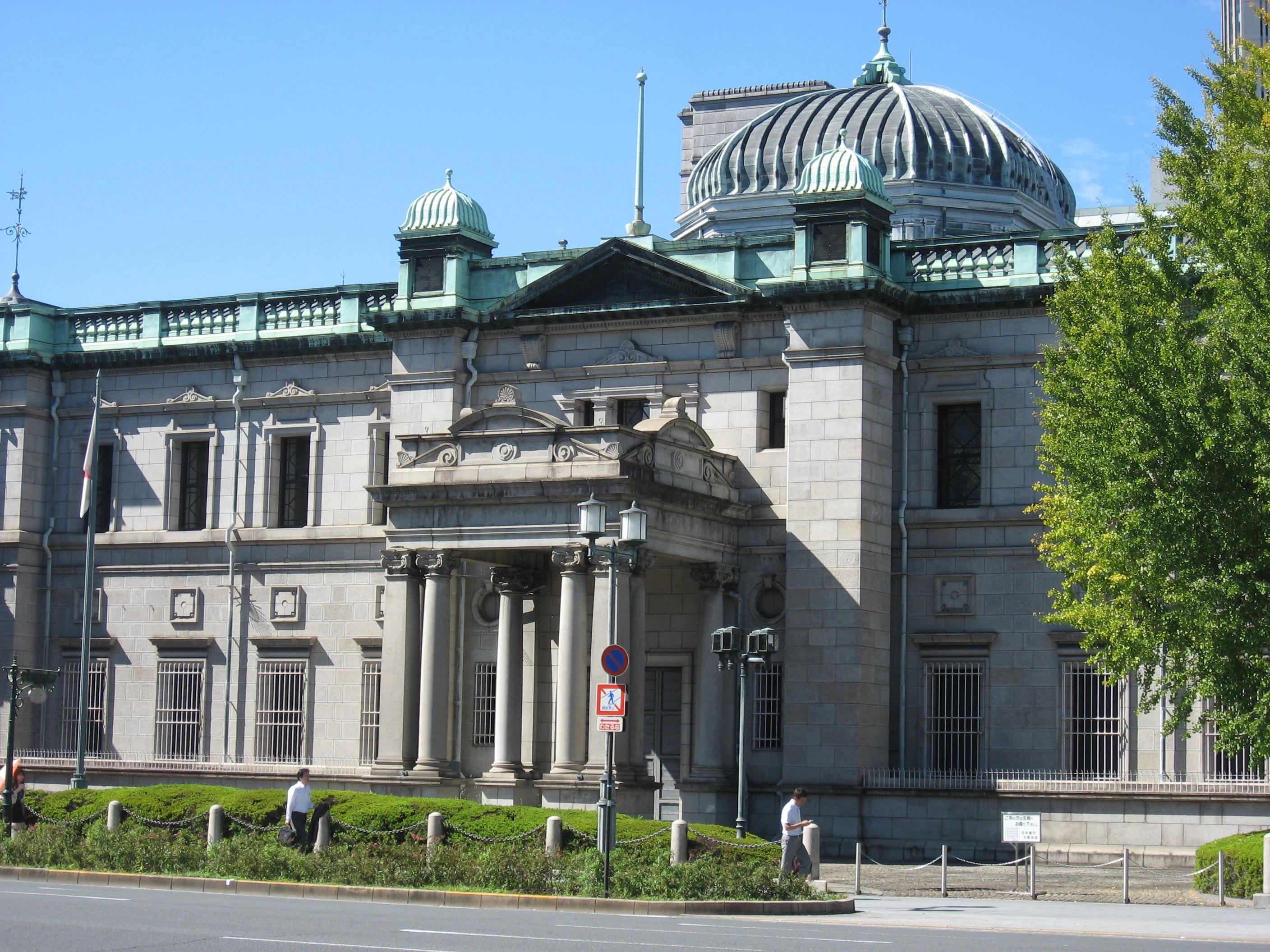 日本銀行大阪支店の正面右から