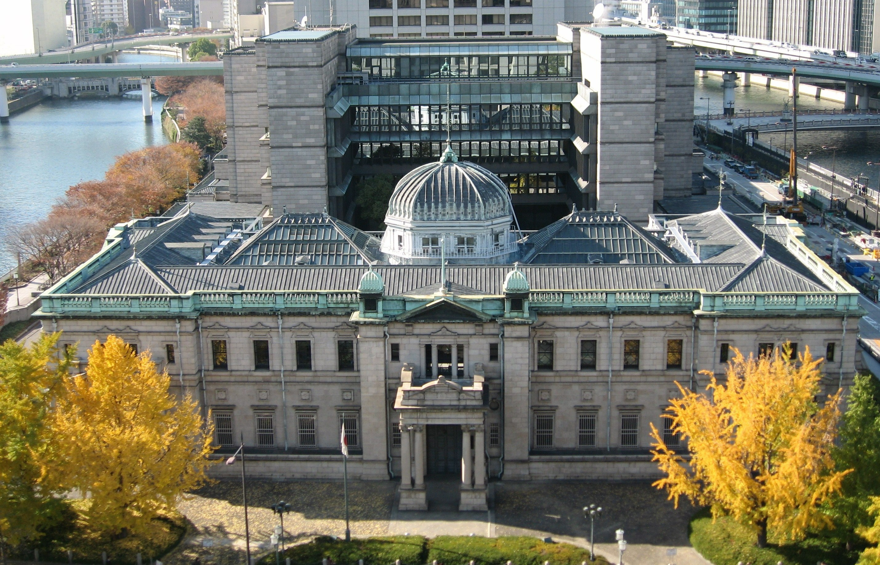日本銀行大阪支店の正面上から
