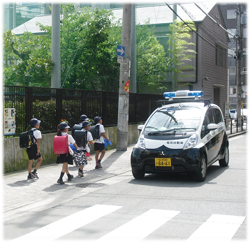 青色防犯パトロール車で区内全域を巡回している写真