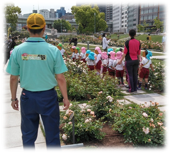幼稚園の園外活動に同行している写真