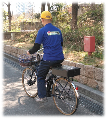 自転車で巡回している写真