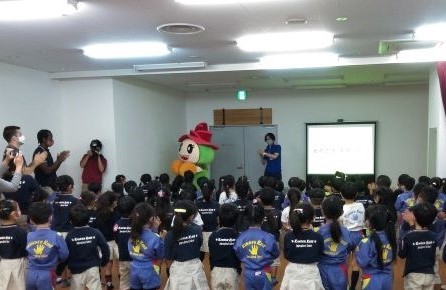 幼稚園で出前講座をしている写真