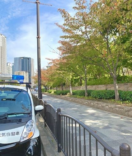 青色防犯パトロールカーと歩道