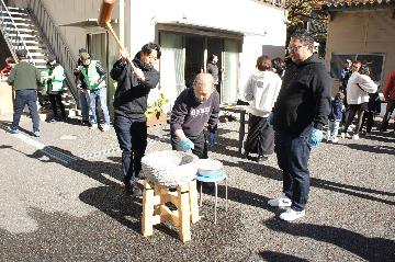 餅つき大会の様子