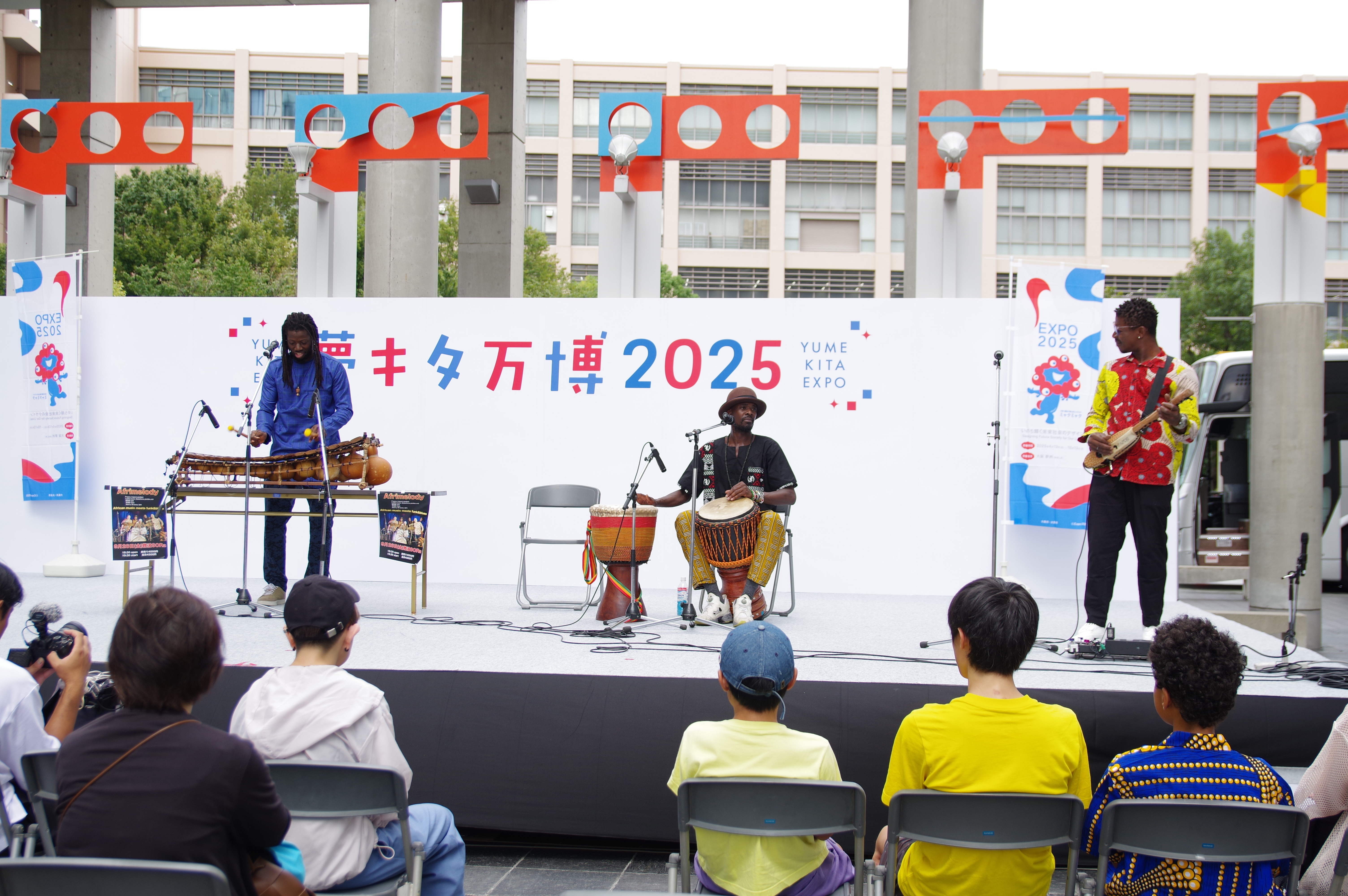 アフリカ人バンド「KOTODAMA LES FORCE」のステージの写真