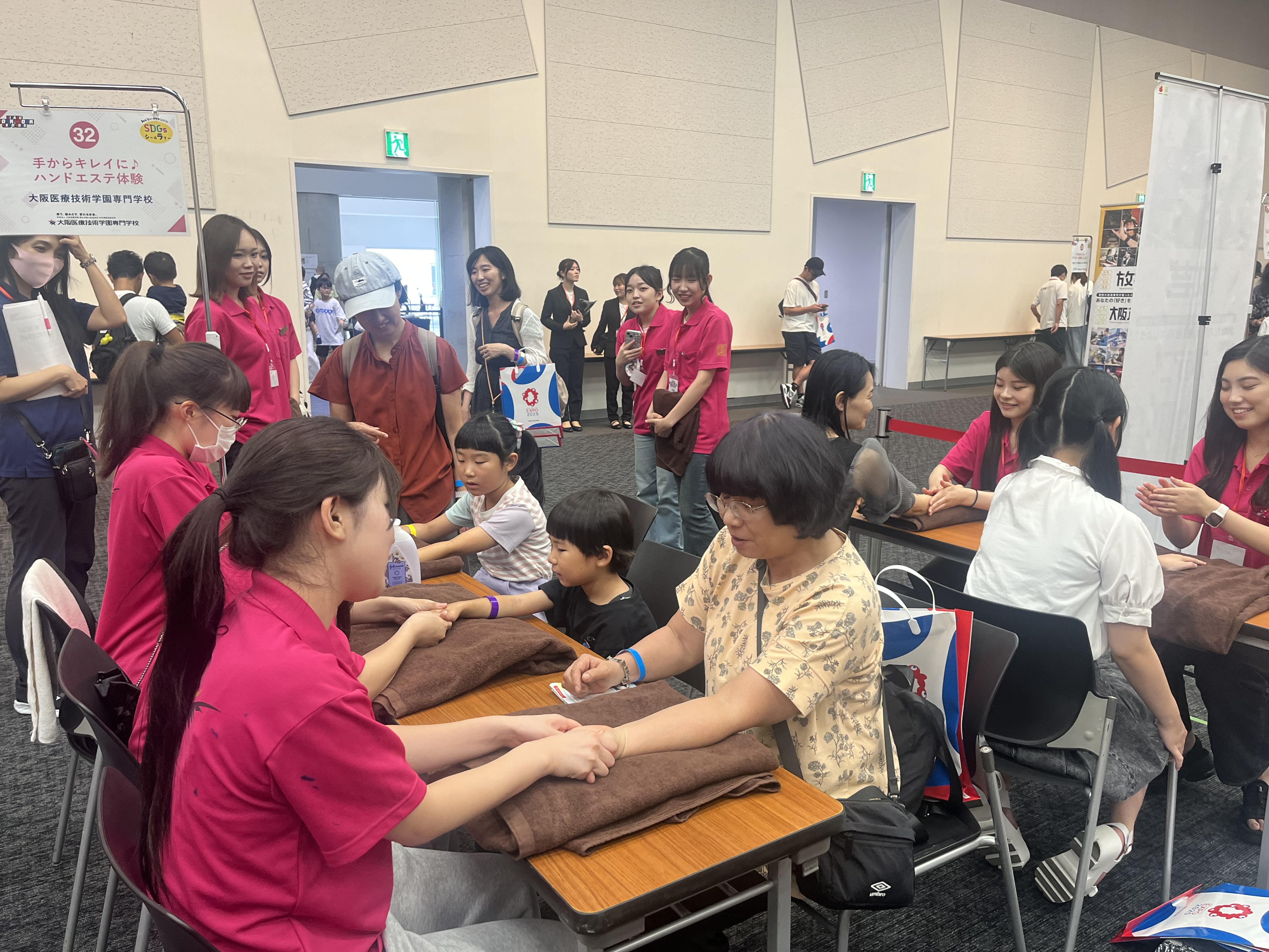 ハンドエステ体験の様子