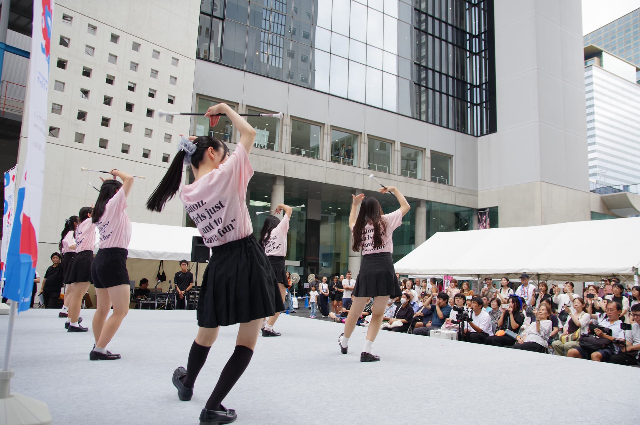大阪府立桜和高等学校バトン部によるバトントワリングの写真