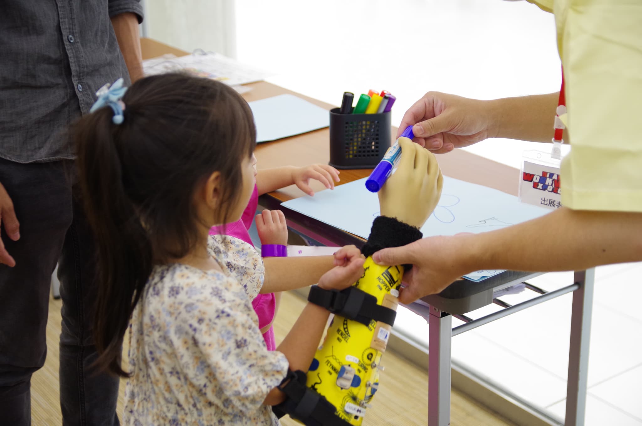 義手体験の様子