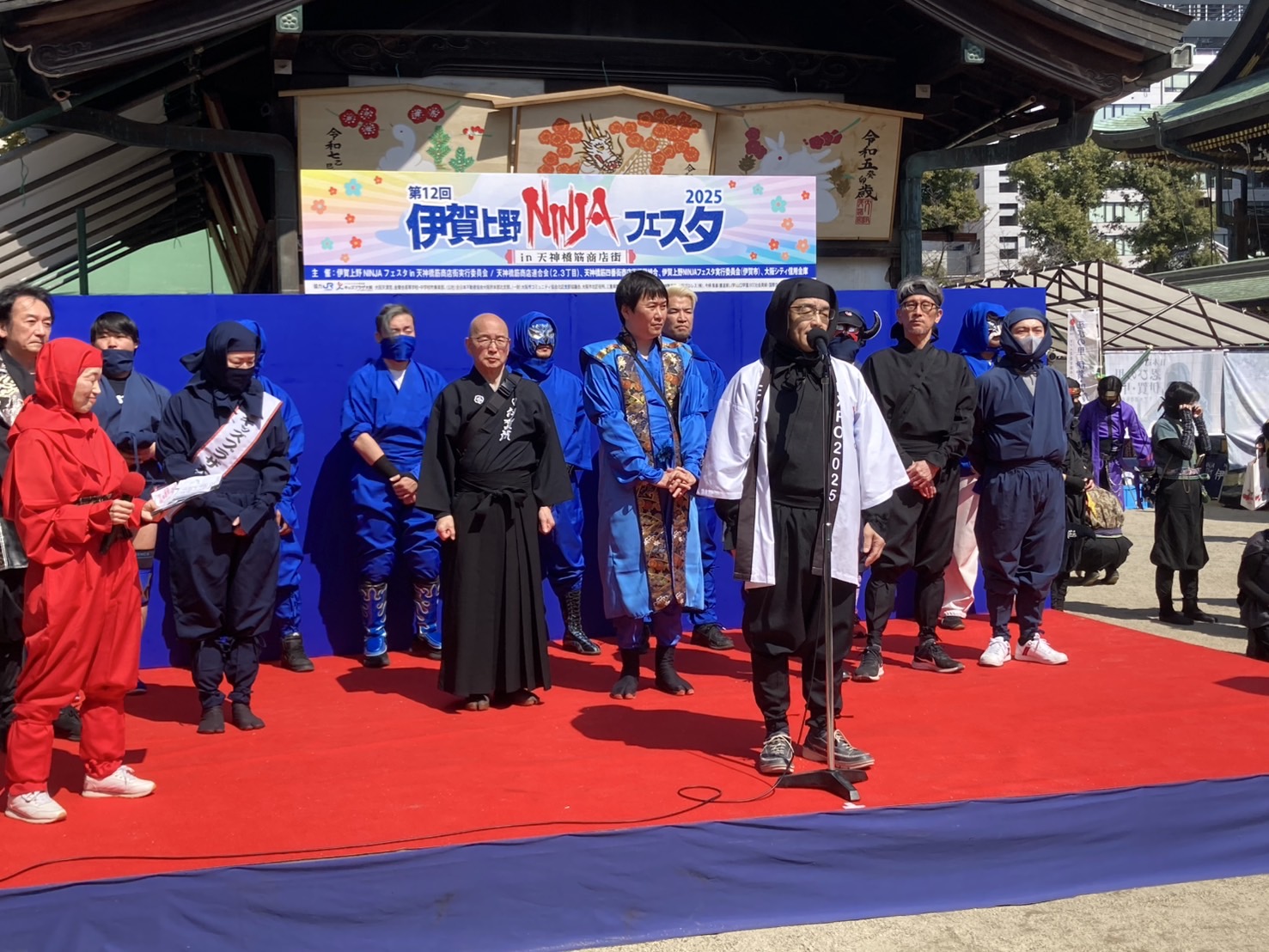 第12回伊賀上野NINJAフェスタで寺本区長が挨拶している様子