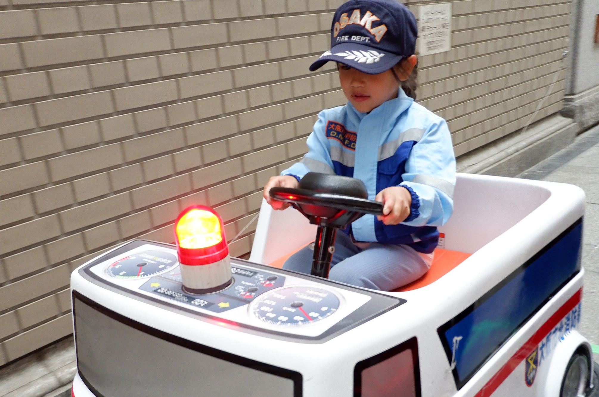 ミニ救急車を運転する子ども