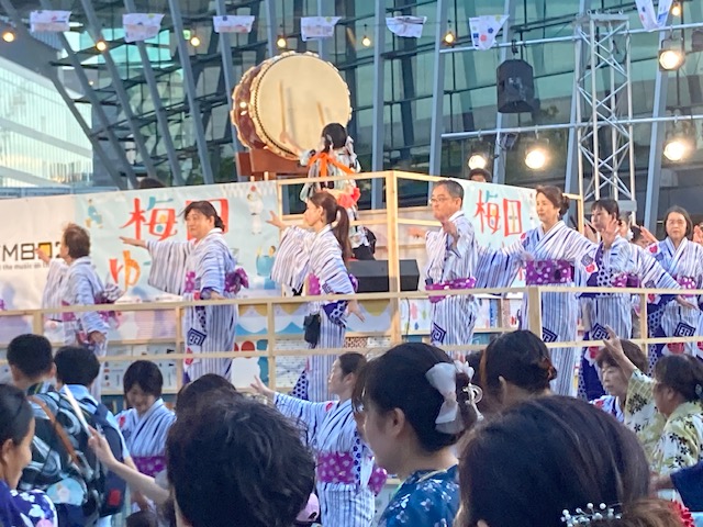 うめきた広場でのゆかたde盆踊りの様子