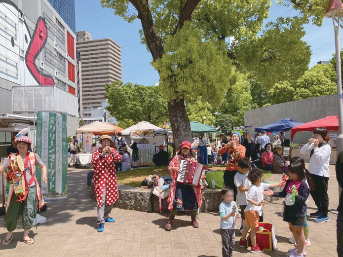 テント前でのパフォーマンスの様子