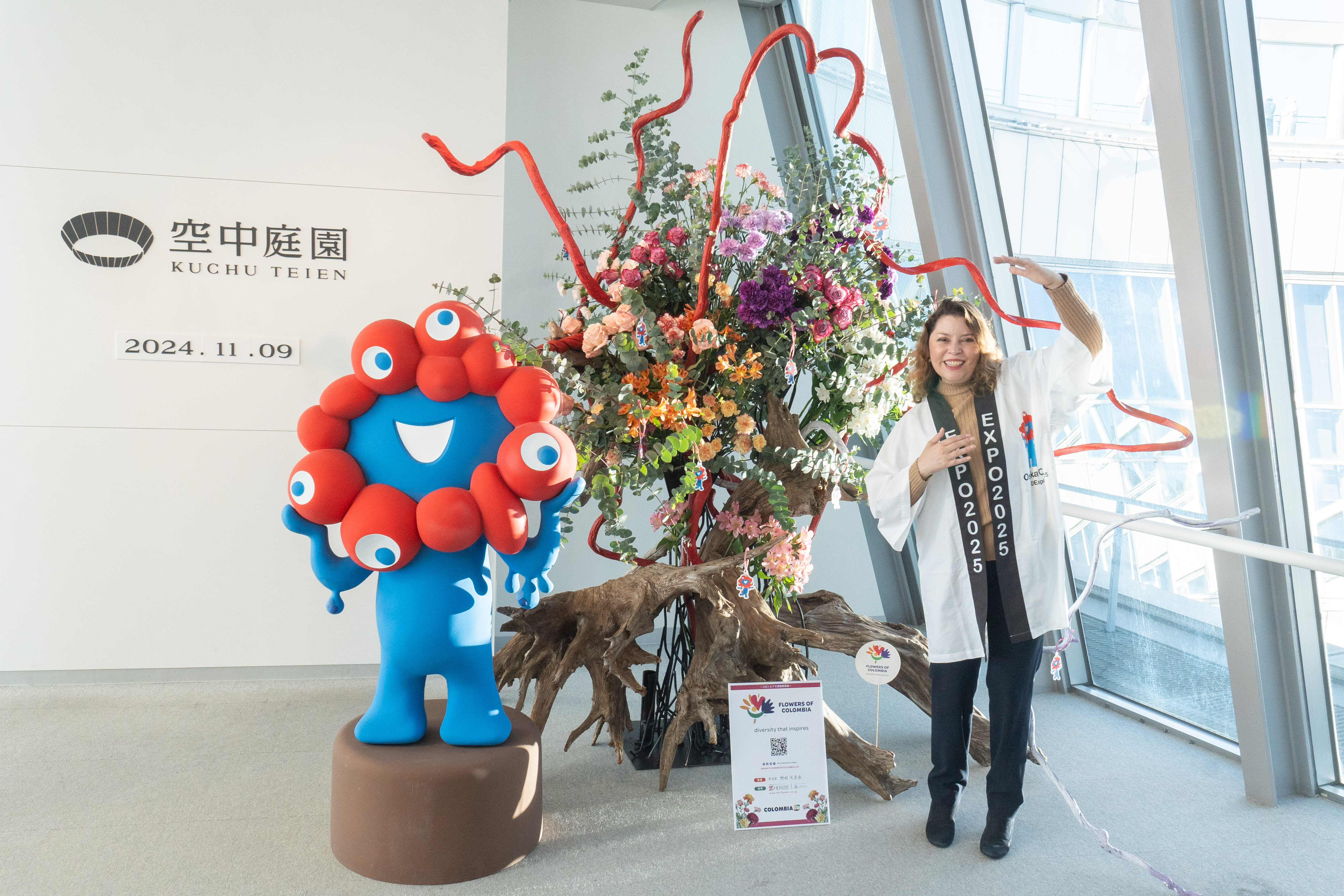 ミャクミャクとコロンビアの花と駐日コロンビア共和国臨時代理大使
